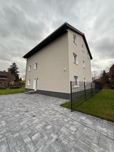 Appartamento di 3 locali, nuova costruzione, balcone, riscaldamento a pavimento, impianto di ventilazione, WE3 – Strassenansicht
