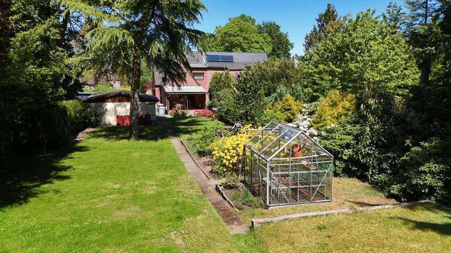 Dom lub połowa bliźniaka z pięknym i dużym ogrodem w bardzo spokojnej lokalizacji – Glashaus / von Gartenrückseite