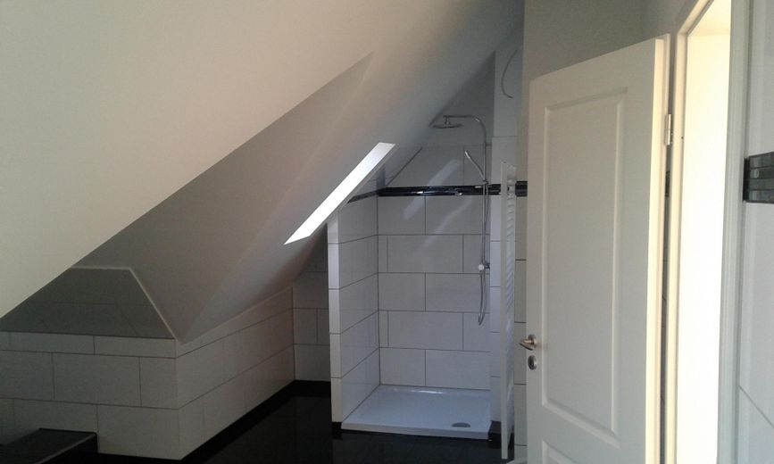 Repräsentatives Renditeobjekt im Herzen von Mönchengladbach, provisionsfrei direkt vom Eigentümer – Duschbad Spitzboden