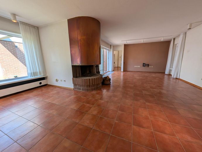 Bungalow de arquitecto con piscina cubierta en Limburgerhof – Wohnzimmer mit Kamin