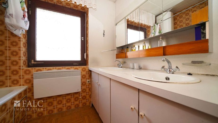 Leben, Wachsen und Wohlfühlen - wenn Wohnen mehr sein darf - FALC Immobilien – Retro-Bad