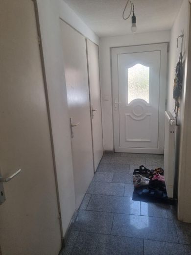 Großzügiges Einfamilienhaus über mehrere Ebenen – Flur