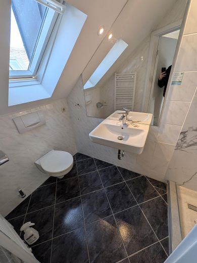 Asansör, mutfak ve balkonlu, Rüdesheim'ın en iyi konumunda 4 odalı KfW70EE penthouse-maisonette – Badezimmer1