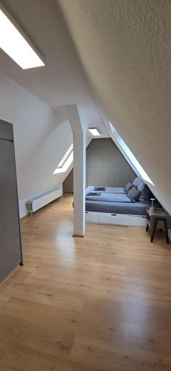 Große Schlafzimmer mit EB-Schr