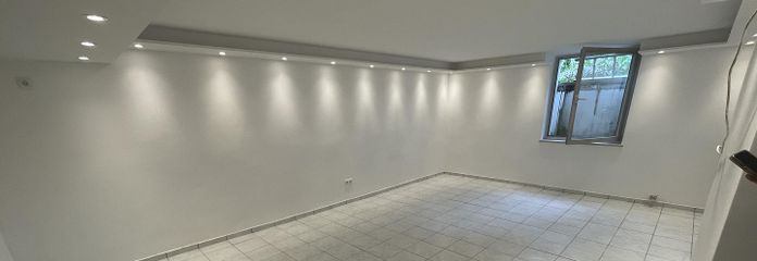 2 kamers hobbyruimte met bad en keuken als kantoor of atelier – großer Raum mit Fenster