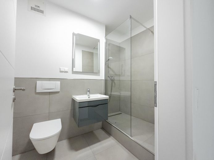 Blick auf die Andreaskirche – sanierte 3-Zimmer-Wohnung, Hildesheim Altstadt – Badezimmer mit großer Dusche