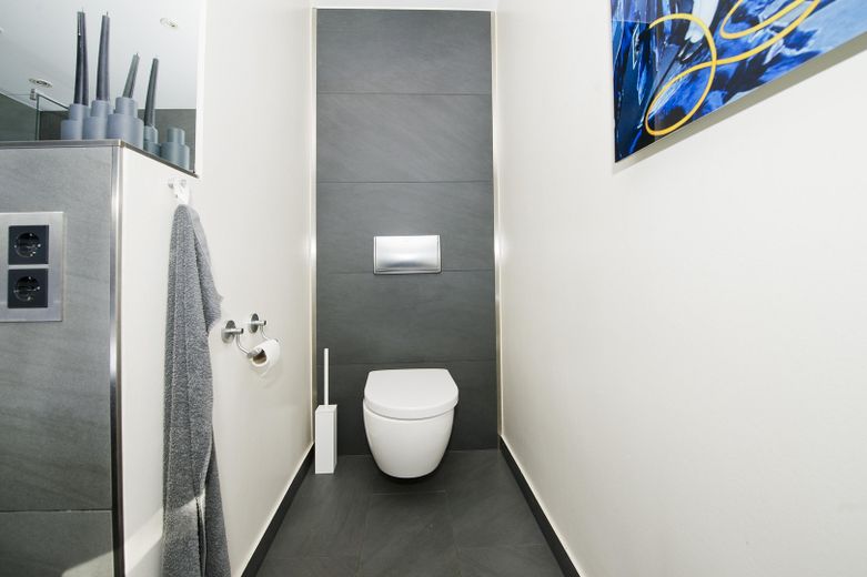 Haus im Bungalowstil als Fertigbau mit Pool, Nebengelass und großem Grundstück – Badezimmer