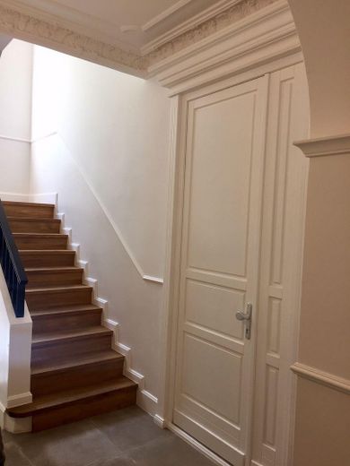 Le charme de l’ancien rencontre la modernité – élégant appartement de 2 pièces avec balcon sur la Berger Straße – Treppenhaus
