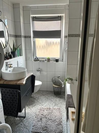 Hochwertige helle 3-Zi.-Whg., Einbauküche u. Balkon, in modernem 4-Fam.-Haus, Bestwohnlage Groovnähe – Badezimmer