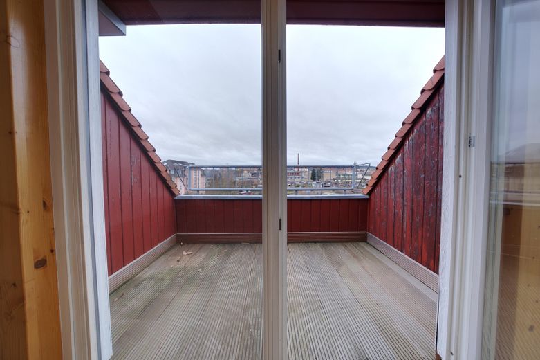 Lutherstraße: 2-Zimmer-Maisonette, fugenloses Bad, tolle Aussicht, Nobilia EBK – Balkon