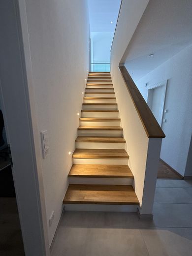 Beleuchteter Treppenbereich