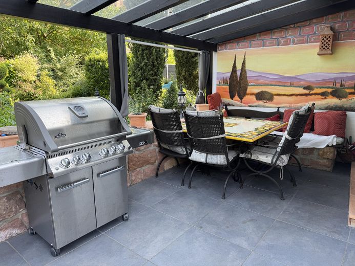 Wohnen am Wasser: Ehemaliges Mühlenanwesen mit Pool, Bachgrundstück und 3 Wohneinheiten – Terrasse