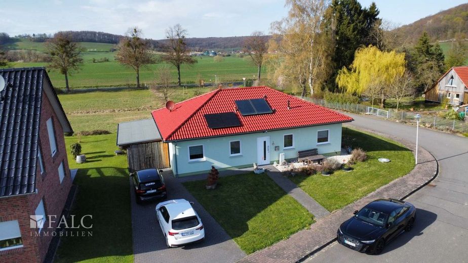 RESERVIERT***Atzenhausen - Wohnen auf einer Ebene: Neuwertiger Bungalow auf üppigem Grundstück*** – Außenansicht