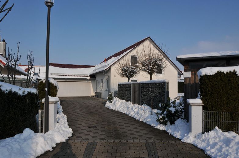 Modern architect-designed house for the large family – Ansicht von Straße