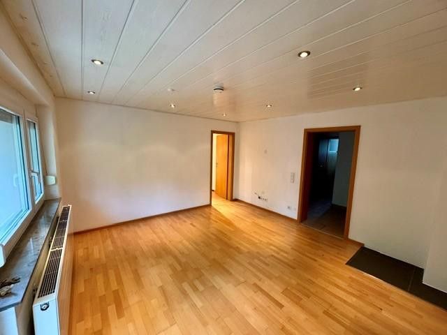 Verzorgd 4-kamer appartement met balkon en twee parkeerplaatsen – Foto 2