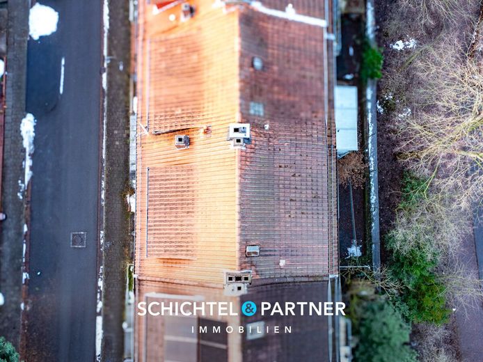Bahnhofsvorstadt | Studentenhaus mit zwei Balkonen und Terrasse – S&amp;P | Dachansicht