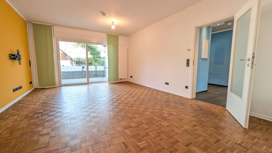 Ampio appartamento con terrazza, due bagni, garage e annesso versatile - senza provvigione – Wohnzimmer (2)