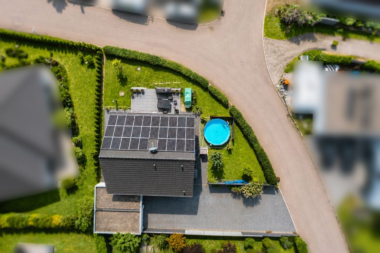 Provisionsfreies Einfamilienhaus mit Photovoltaik, Doppelgarage und gepflegtem Garten – Фотографія 4