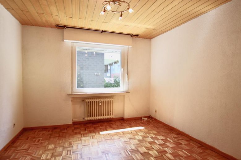 Kinderzimmer/Büro mit Parkett