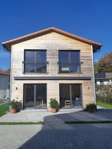 SENZA PROVVIGIONE: Moderna casa in legno "a basso consumo energetico A+" su terreno in enfiteusi nella splendida regione del Chiemgau – Holzhaus Frontansicht