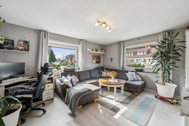 Provisionsfrei - Großes Einfamilienhaus mit Einliegerwohnung, Keller, Garage und großem Grundstück – EG Wohnzimmer