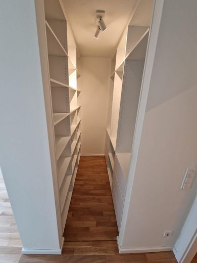 Absoluter Highlight! Urbaner Wohntraum mit Blick ins Grüne – Ankleide, Einbauschrank