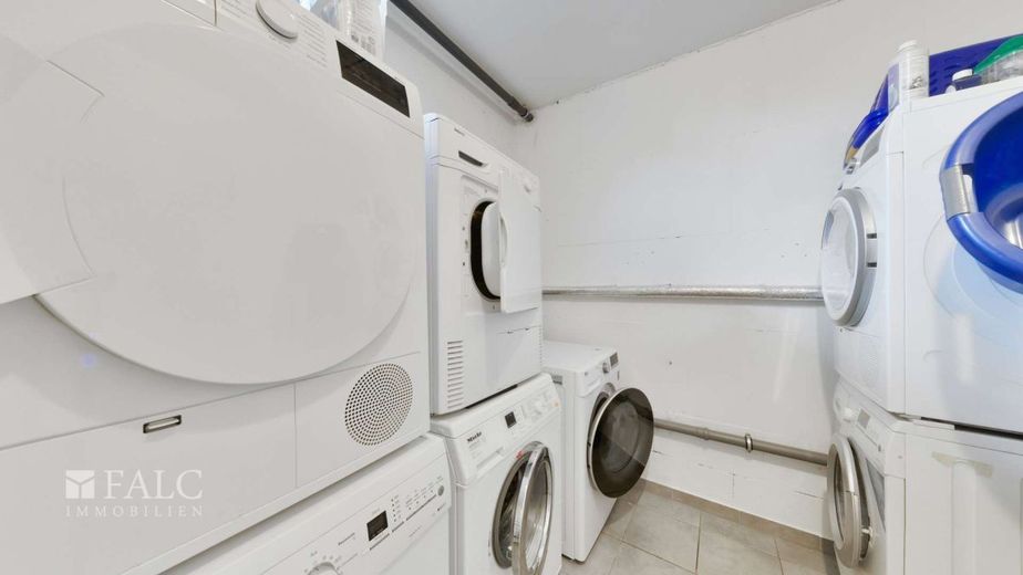 Moderne 4-Zimmer-Wohnung mit Balkon, Aufzug und Tiefgaragenstellplatz – Waschraum