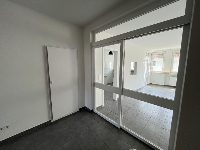 Helle sanierte 3-Zimmer-Wohnung mit zwei Balkonen in Rheinnähe – Flur