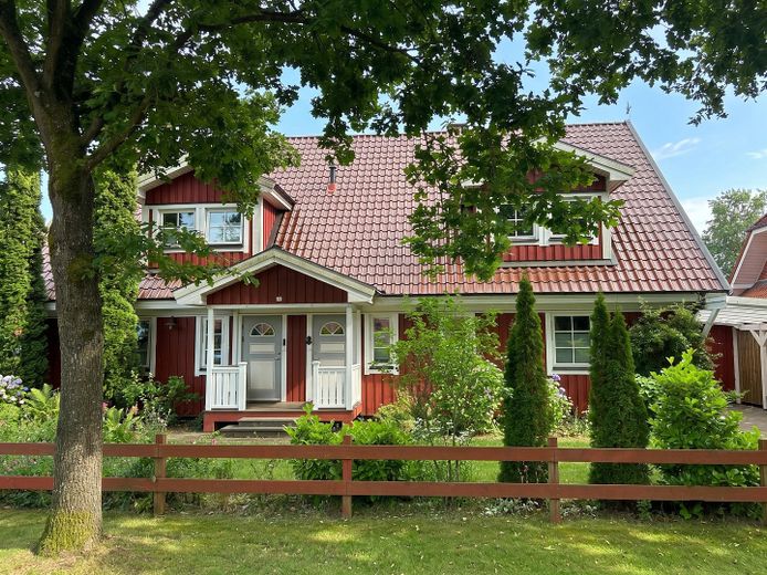 Senza provvigione: porzione di bifamiliare in stile casa svedese con sauna, ampio giardino e vista sui campi – Außenansicht