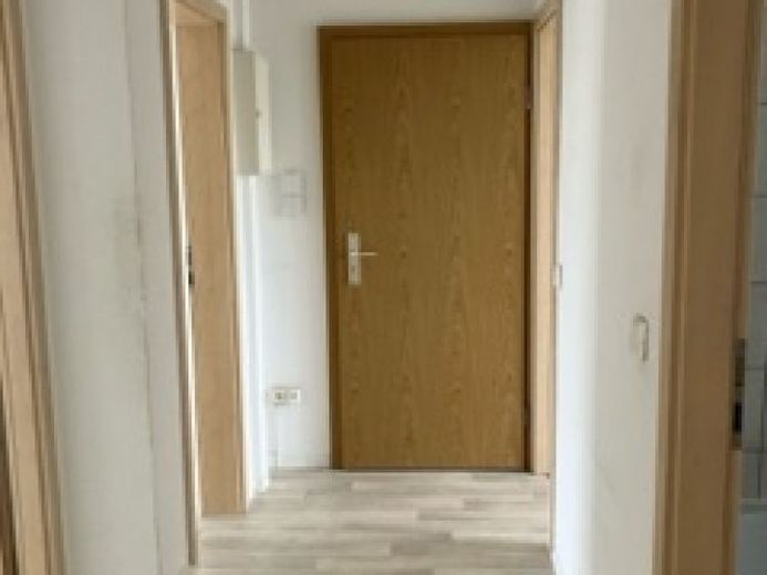 Neuer Glanz auf gemütlichen Quadratmetern: Lichtdurchflutete 3-Raumwohnung mit Balkon – Foto 1