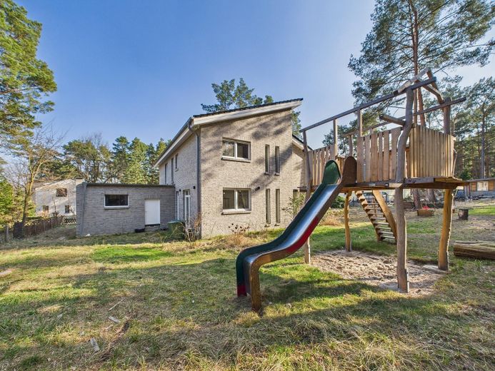 Charmante und energieeffiziente Architektenvilla mit hochwertiger Ausstattung – Hausrückansicht
