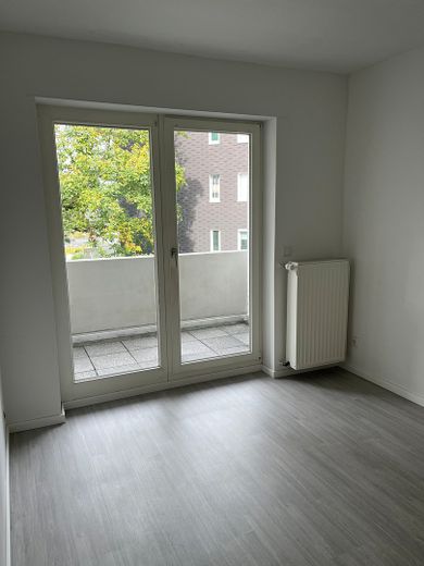 केंद्र के पास, फिर भी शांत 3 1/2 कमरों वाला अपार्टमेंट – Kinder/ Arbeitszimmer Balkon