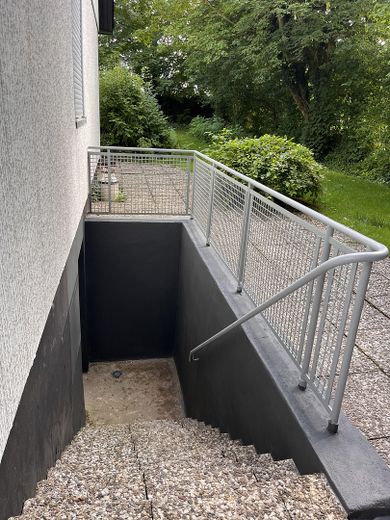 Ruhige Lage mit grossem Garten am Ende einer Sackgasse – Aussenkellertreppe