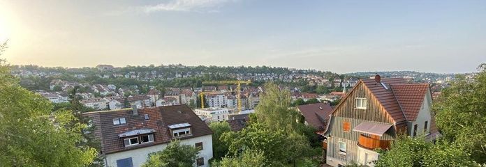 Piso panorámico soleado en Stuttgart-West – ubicación en media ladera, dos balcones y mucho verde – Ausblick Frühling
