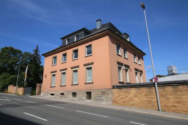 Revitalization Property / Complete Renovation in Hof – Offer Including Approved Plans for Conversion into an Apartment House