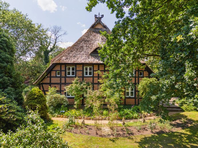 Exkl. Anwesen, Family-Office oder Pferdehof nur 64 km von Hamburg - max. bis 30 ha Eigenland möglich – Gartenseite