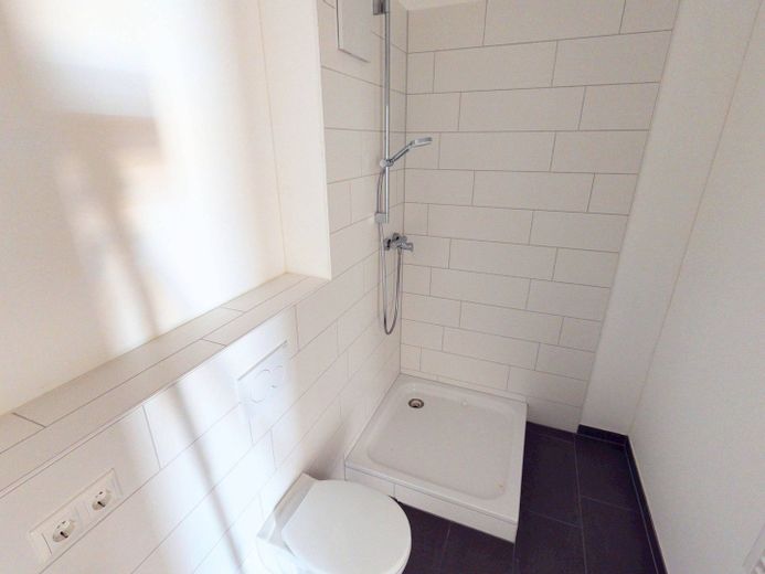 Hell und modern: Große 4-Zimmer-Wohnung mit EBK, 2 BÄDERN und BALKON im Neubauquartier FIELD 4 – Ansicht II: Bad II