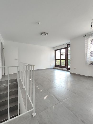 79m² Wohn-/Nutzfläche | Provisionsfrei | 3 Zimmer Maisonette Gartenwohnung | sofort bezugsfrei – Wohnzimmer
