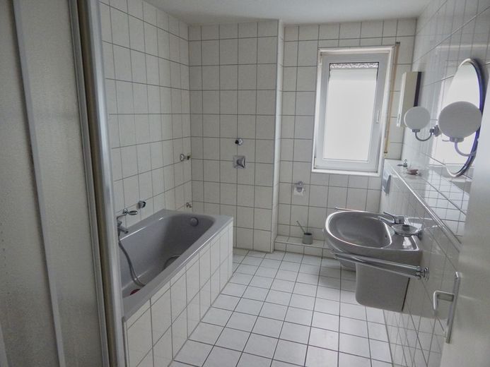**Wohnfreundlicher Grundriss mit viel Tageslicht in fast zentraler Lage** – Badezimmer
