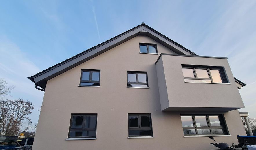 **Neubau Erstbezug, Traumhafte und moderne 4-ZIMMER EG.-Maisonette Whg. in Bischofsheim** – Hausansicht