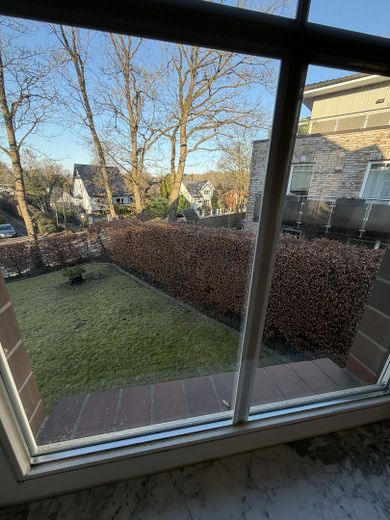 Barrierefreie 3,5-Zimmer-Wohnung in Sasel – Südwest-Balkon, Aufzug Tiefgarage, 2 TG-Plätze – Schlafzi/Fensterausblick/Vorne