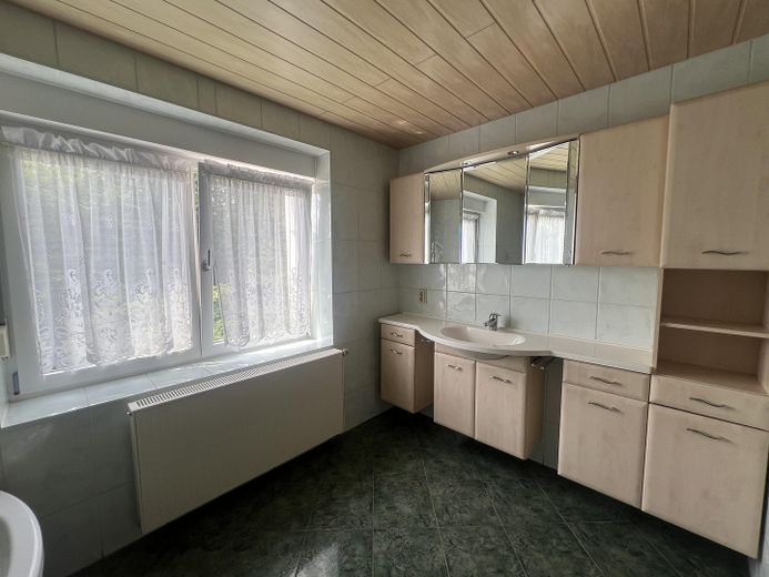 Ahır, garajlar ve büyük bahçeye sahip 2 ailelik ev – Obergeschoss Bad 