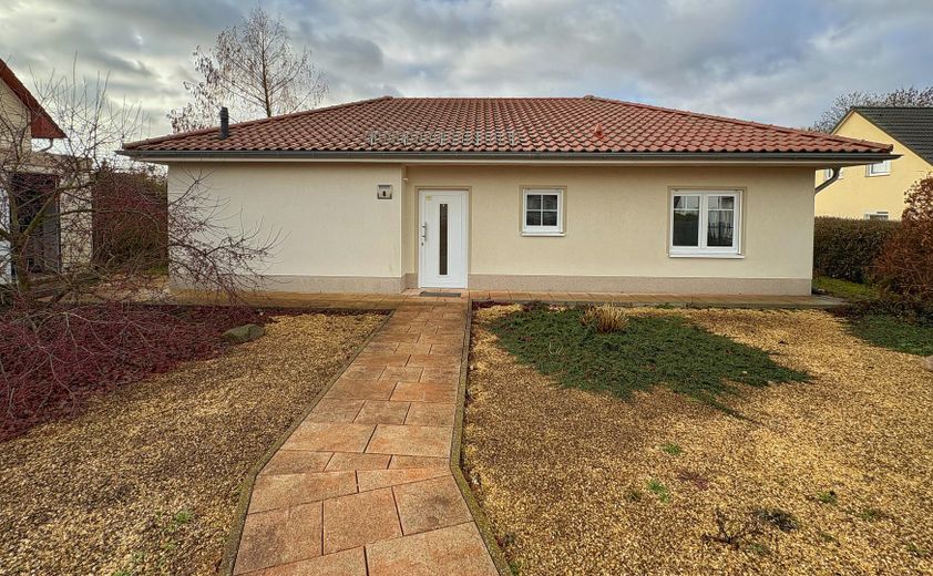 Hausansicht mit Vorgarten