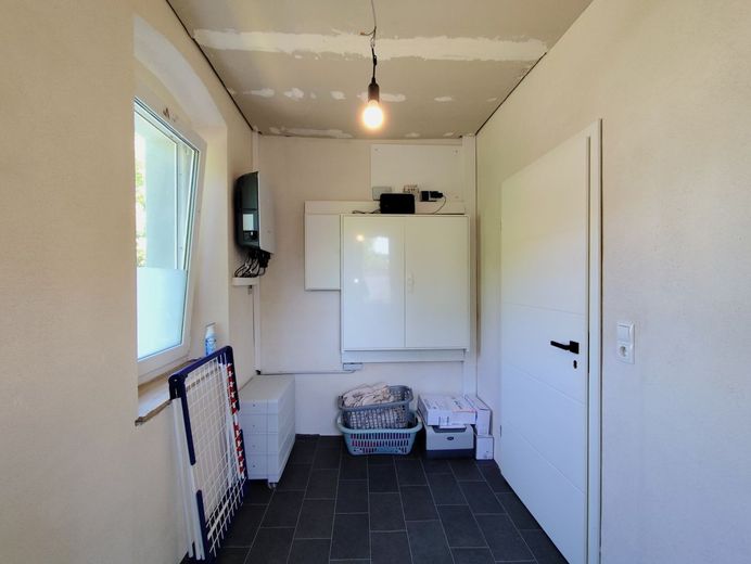 Historischer Charme trifft moderne Nachhaltigkeit: Liebevoll saniertes Einfamilienhaus in 95349 Trebgast mit Werkstatt, Garten und PV-Autarkie! – Hauswirtschaftsraum Ansicht 2