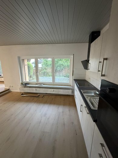 Kernsanierte 4–5-Zimmer-Wohnung | Einbauküche | Kamin | Garage | Terrasse – Küche / Terrasse