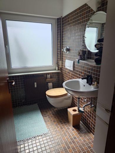 3,5 Zimmer Wohnung, hell, gut geschnitten mit 2 Balkonen und TG – GästeWC