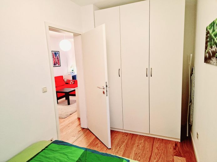 Nähe Waldfriedhof: Möblierte 2-Zimmer Wohnung im EG, kleine Anlage m. Terrasse – Schlafzimmer