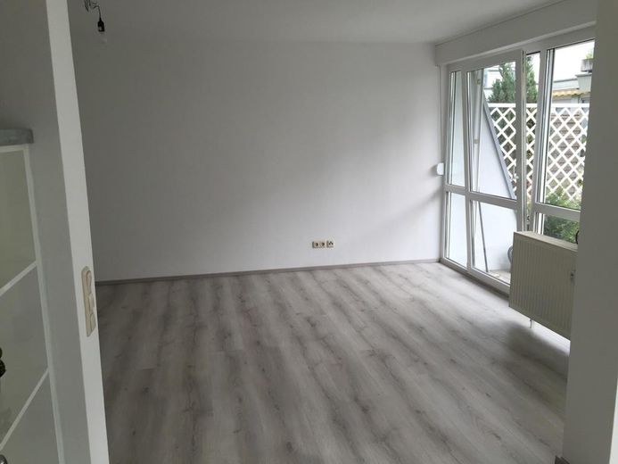 2,5 Zi.-Terrassenwohnung m. Garten (incl. Küche) + feste Tiefgarage in Forchheim/Nähe Bhf. – Ess-/Wohnbereich ohne Möbel