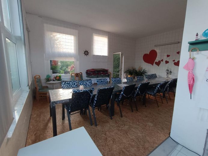 Viel Platz in Güstrow 190 m², großes Grundstück, Pool & Werkstatt – Poolbereich als Feierraum
