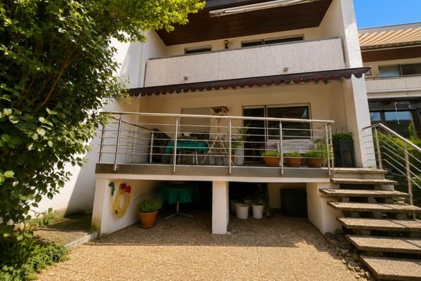 Neckartenzlingen, 5 Zimmer, Garten und Fernblick, Reihenhaus mit Garage.